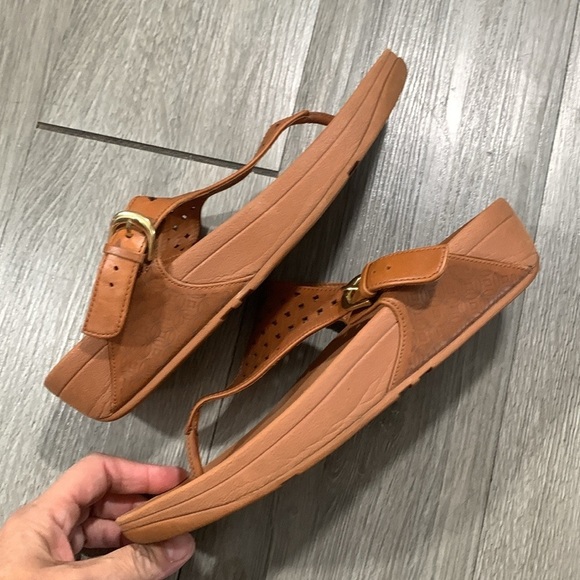 FitFlop Lattice Toe Laser Cut Out Brown Leather Thong Style Slip-On Sandals - Picture 4 of 8